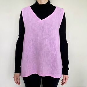 Michael Stars Abby Front-to-Back textured cotton gauze V-neck tank top. 🩷